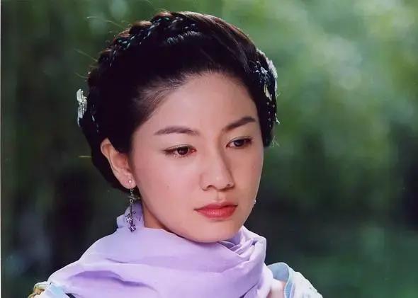 赵丽颖最新生图曝光，这脸怎么像17年前爆火退圈的她？