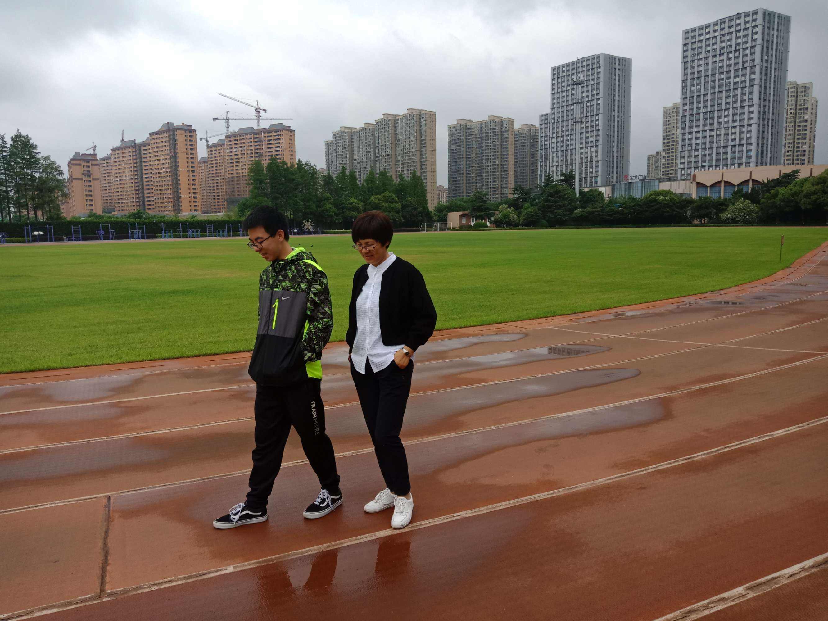 “要是没编制我就辞职了”，老师没课时在操场散步，却被校长制止