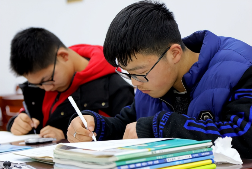 五一放假被调整，多所高校已发通知，学生欲哭无泪