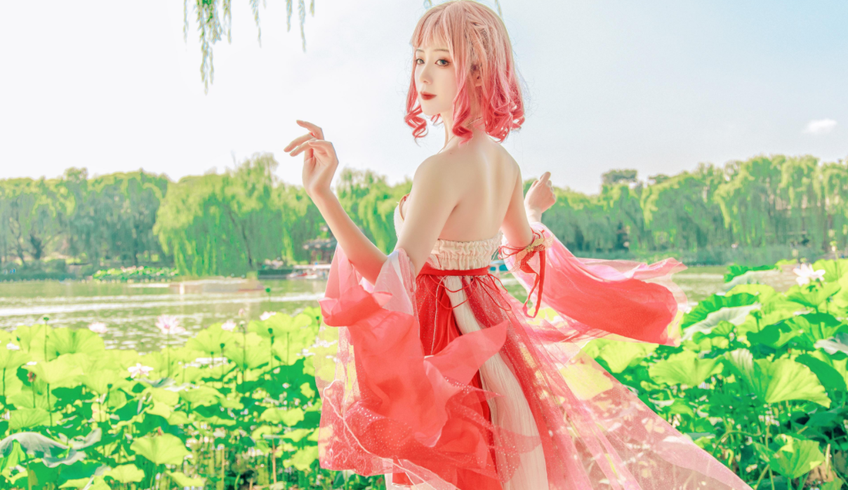 小姐姐40度天气拍摄COSER作品，因石头太烫屁股~-哪边嗨