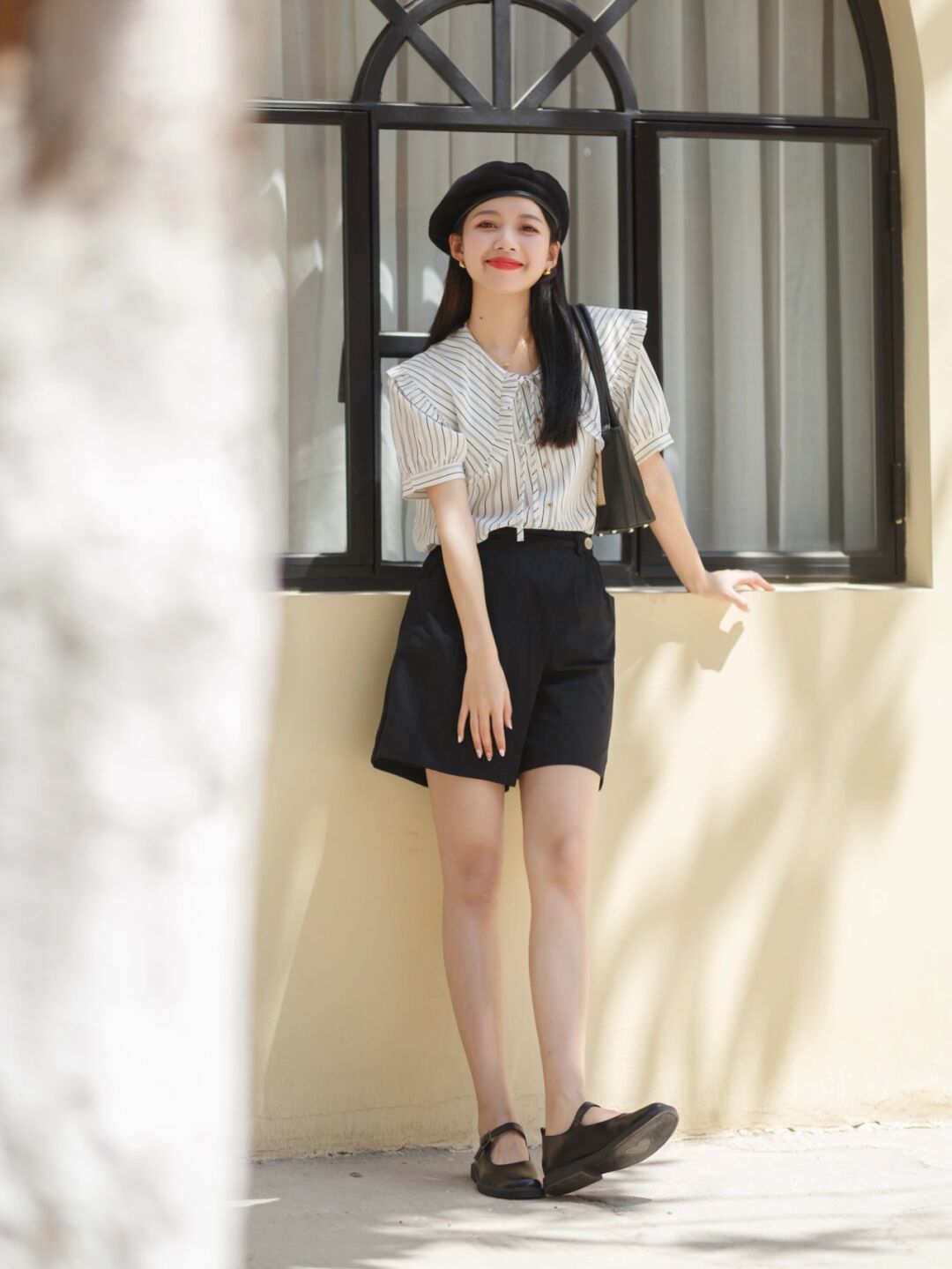 今夏流行复古学院风穿搭，条纹衬衫搭配黑色短裤，通勤又减龄