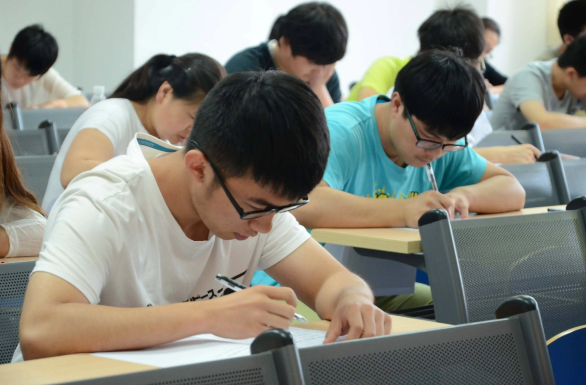 专科生不属于大学生？穿“学士服”拍照被本科生质疑，称其没资格