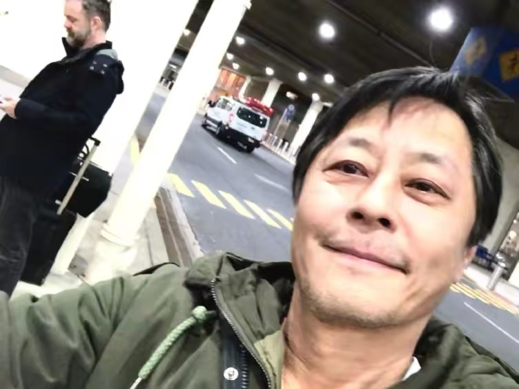 王杰退圈多年曝近照，戴耳环满头黑发宛如回春，久居国外生活惬意