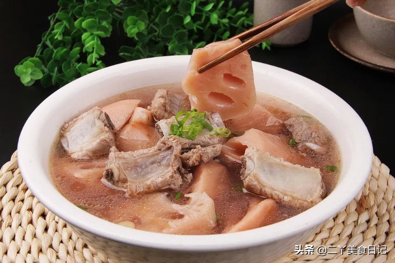 莲藕焯水只加清水，难怪发黑不爽脆，多加1味料，莲藕清脆又爽口