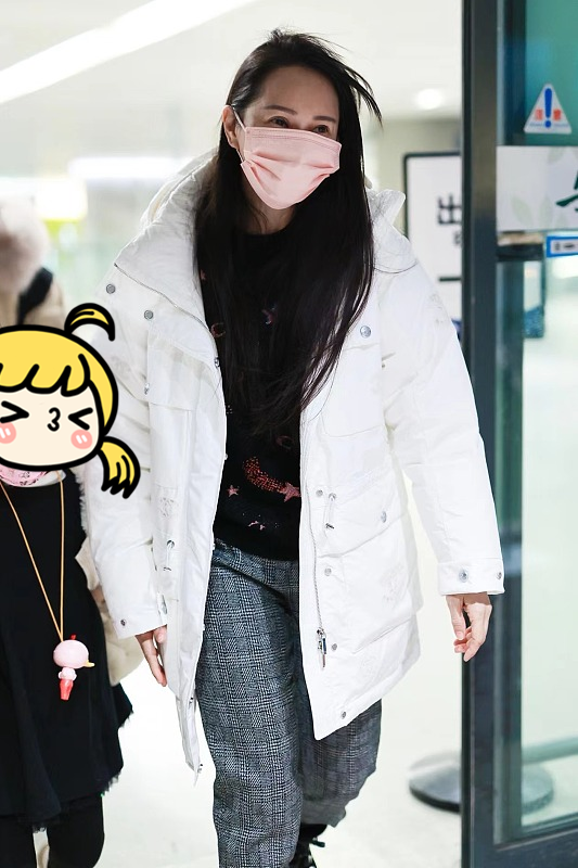 想要显年轻试一试白色的外套,怪不得伊能静总穿,简单搭配就挺嫩