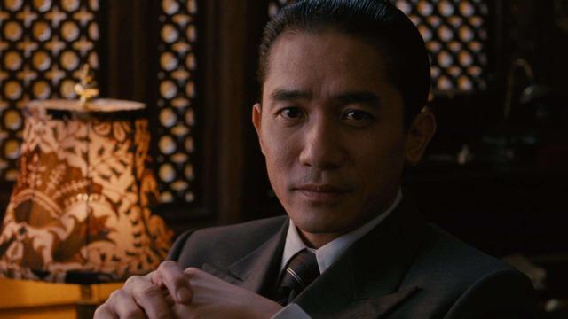 《色戒》梁朝伟剧照当时,李安考虑到梁朝伟的社会地位和在影视圈的