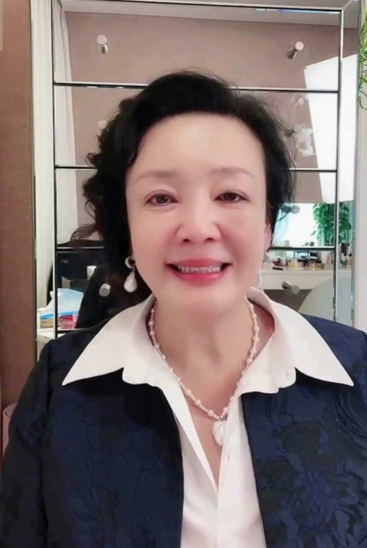 63岁张兰直播提汪小菲罕落泪，与友聚餐发生争执，被摁地掐脖暴打