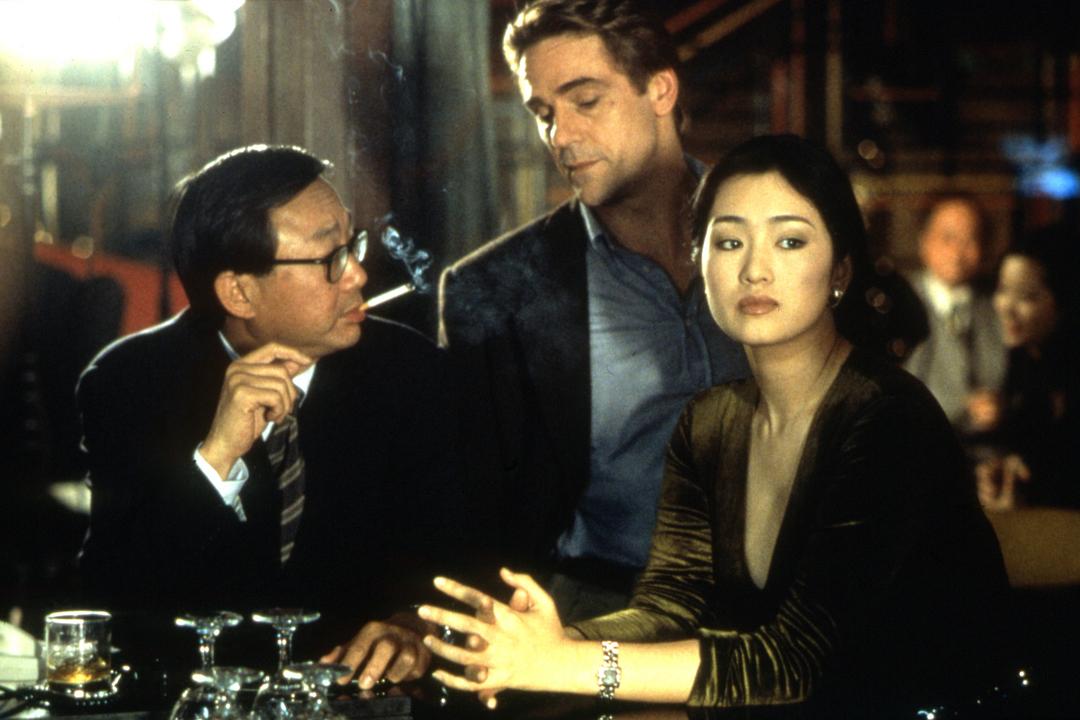 摘皇家警徽，无误差手表，放5次烟花，8部细节拉满的回归题材电影