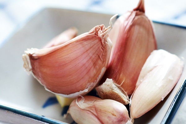 生吃大蒜不能防癌，尤其3类人多吃无益，怎么吃更有营养？