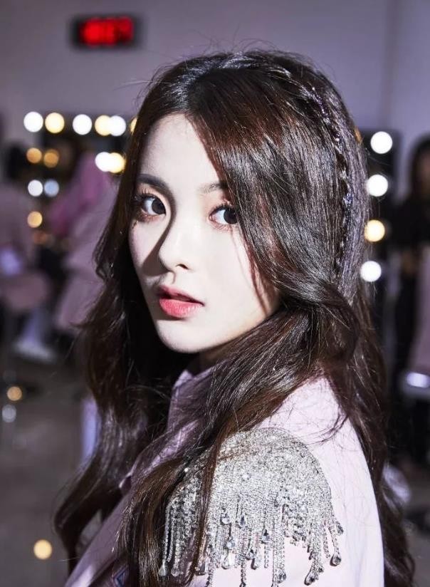 中传毕业科班出身，靠选秀搭档杨超越出道，后转行演戏屡遭吐槽