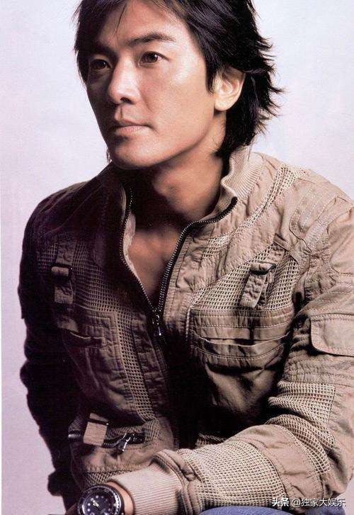 在剧中酷酷的模样也一度被香港女生称为想嫁的男神之一