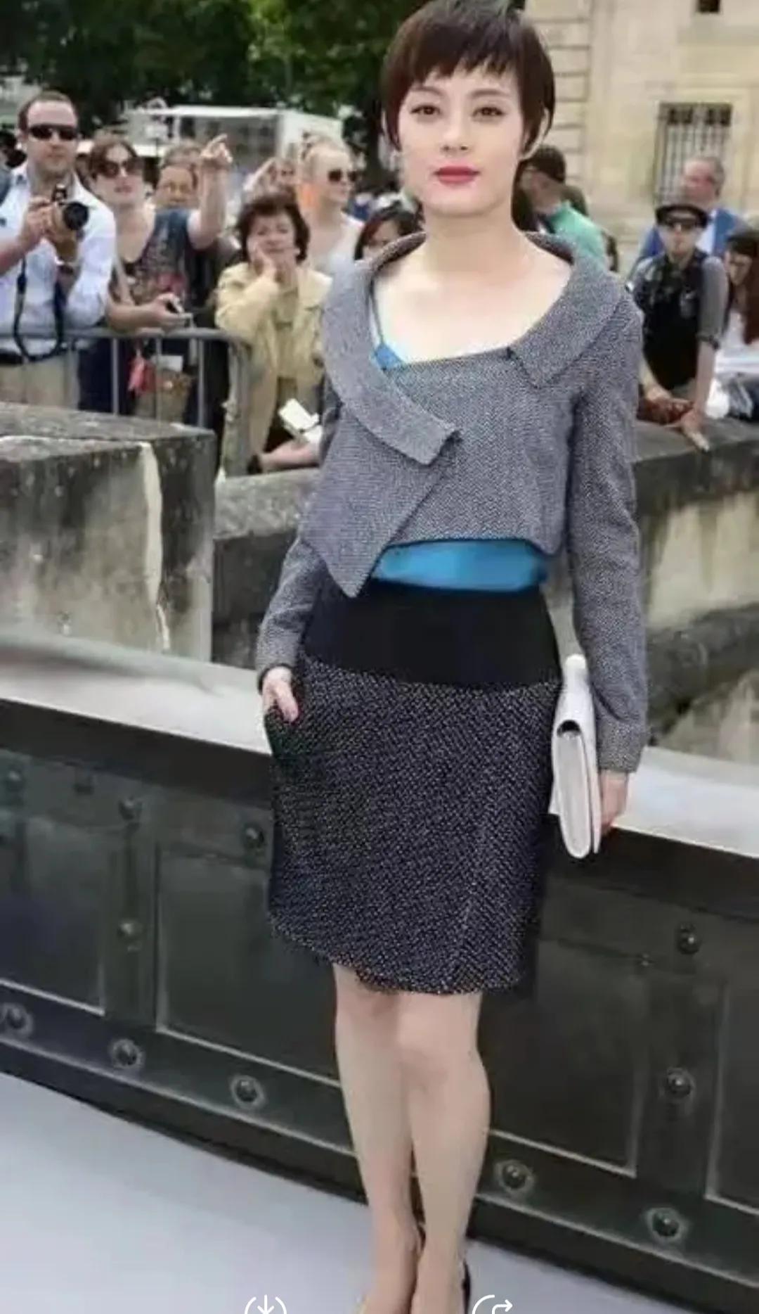 孙俪是真的很时髦，不规则的西装配干练短发，优雅高级又显更气质