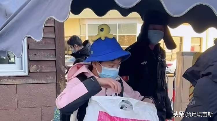 全红婵解封出关返回北京，穿衣单薄手指冻红，被保安查验忙找证明