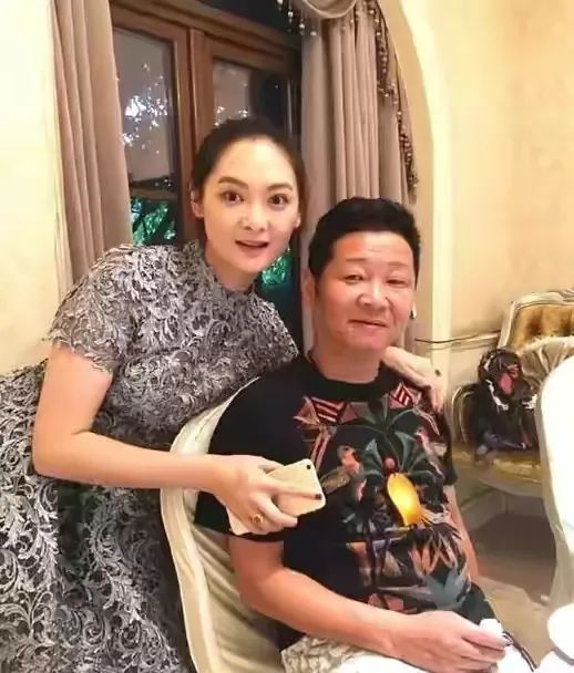 要钱没钱，要貌没貌！7位丑男演员娶的老婆，一个比一个漂亮