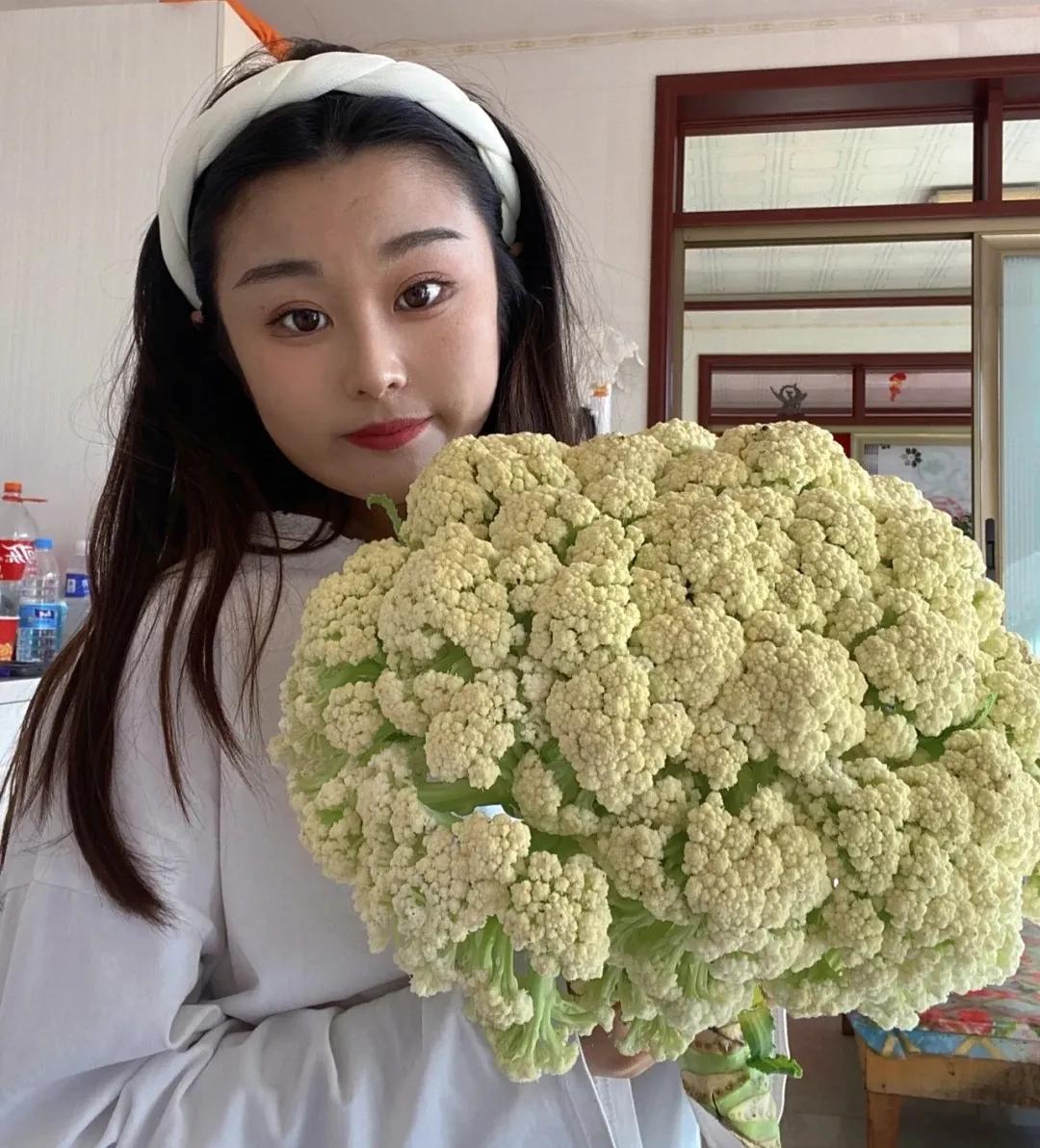 爆笑神评论：按照今年的菜价，这朵花不便宜吧！哈哈哈