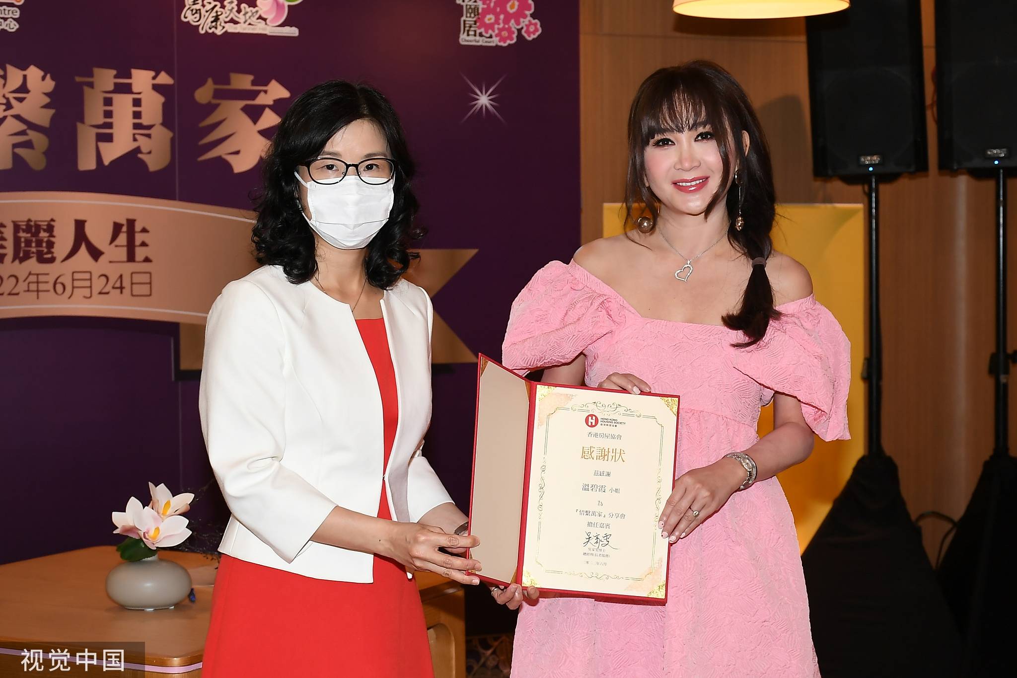 55岁温碧霞出席活动 穿粉色蓬蓬裙显少女感