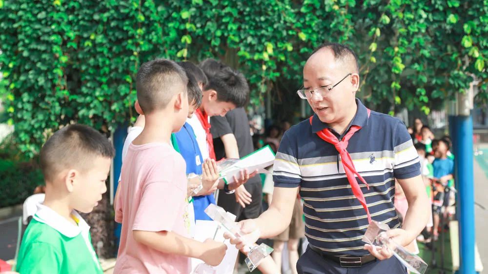 双流区迎春小学举行第七届校园足球班级联赛暨啦啦操比赛颁奖仪式