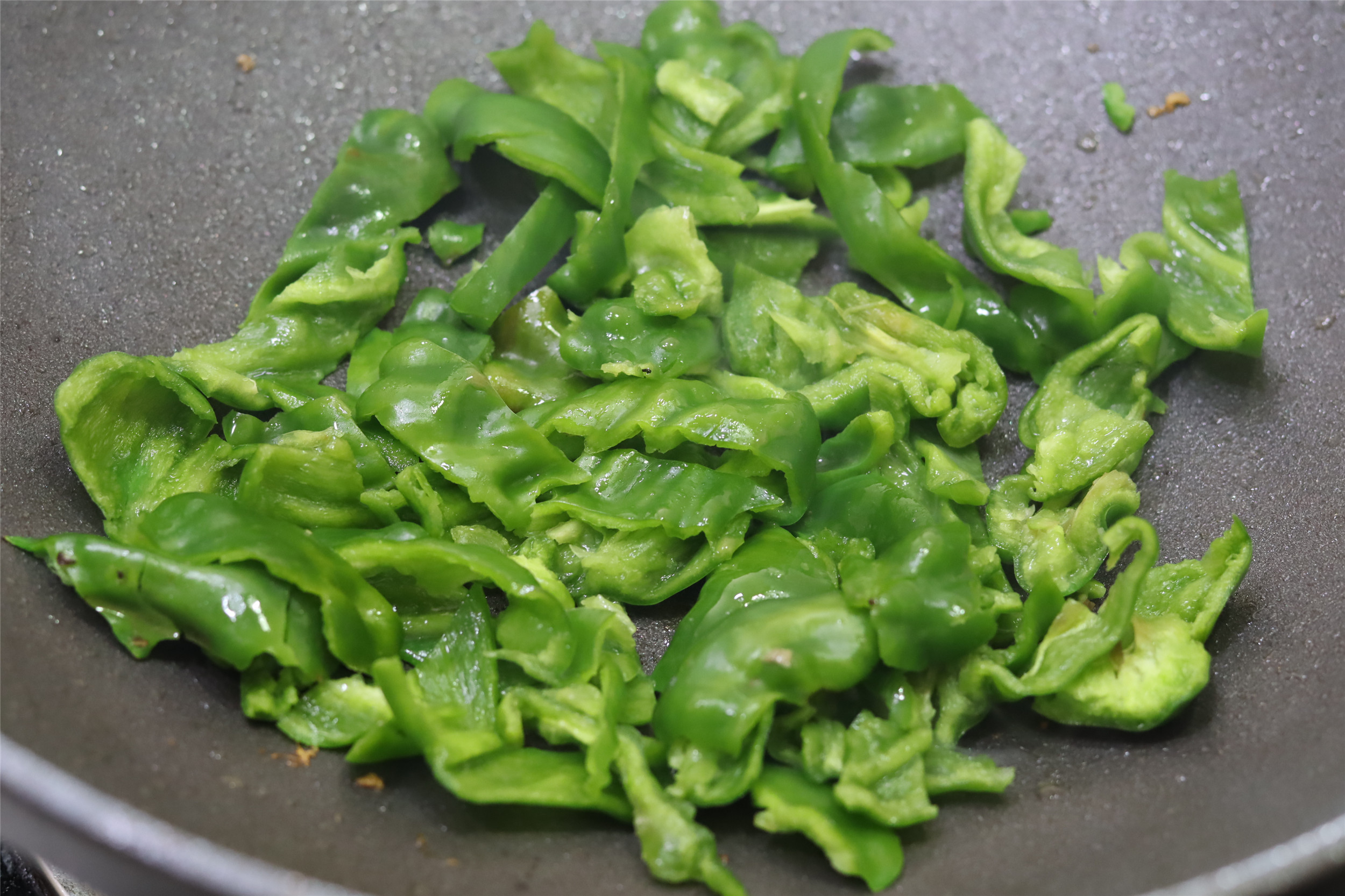 炒辣椒时，记住先“干煸”的步骤，不管炒肉还是炒蛋，味道会更香