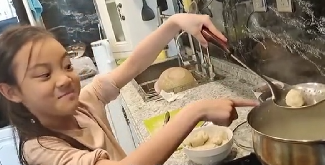 9岁甜馨包饺子水平太娴熟！独立擀面皮煮饺子，挽起袖子动作利落