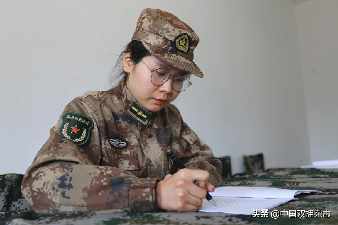 衡阳女专武干部吴静训练场上不让须眉