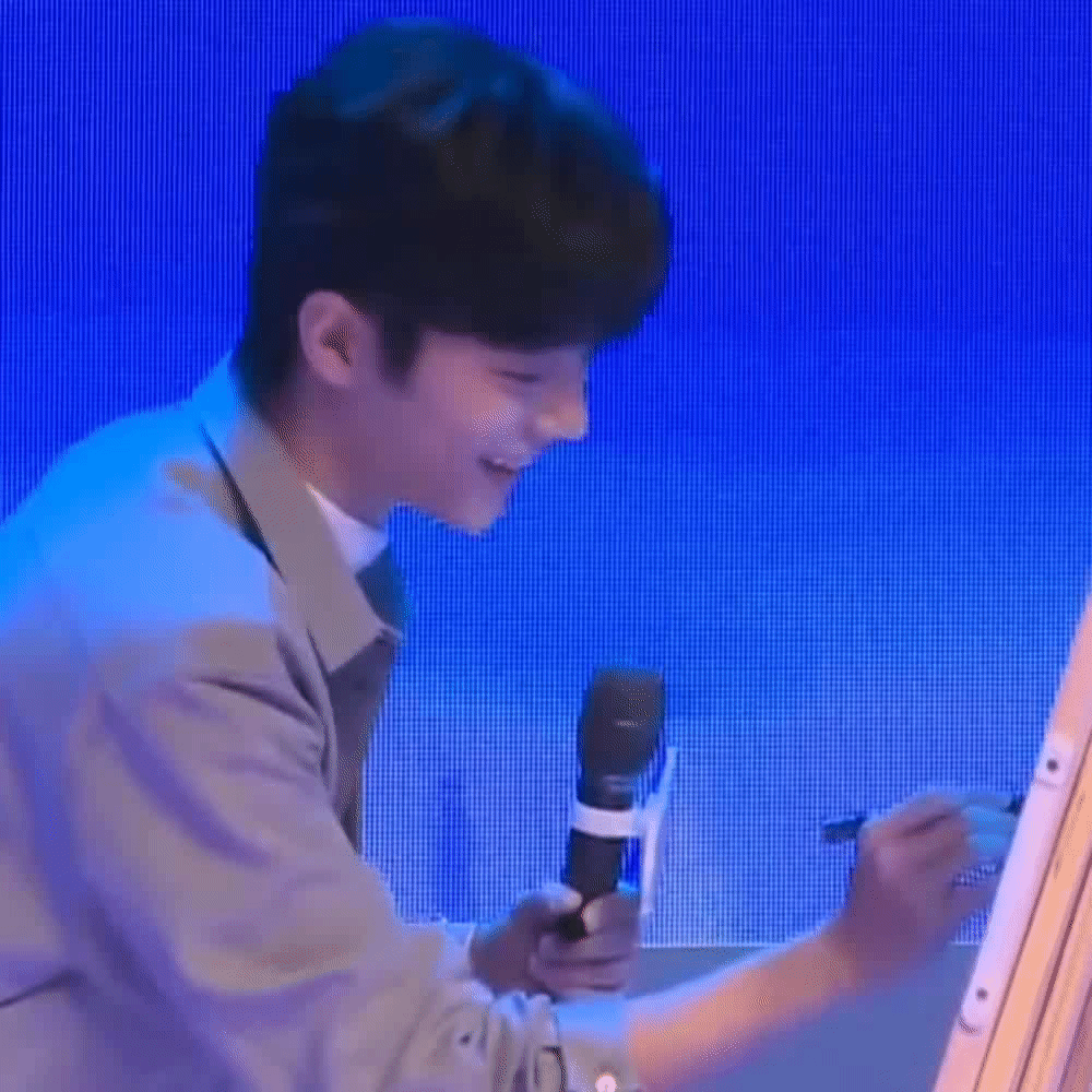 肖战各种深入人心的笑容，尤其是害羞时的笑，看不够啊