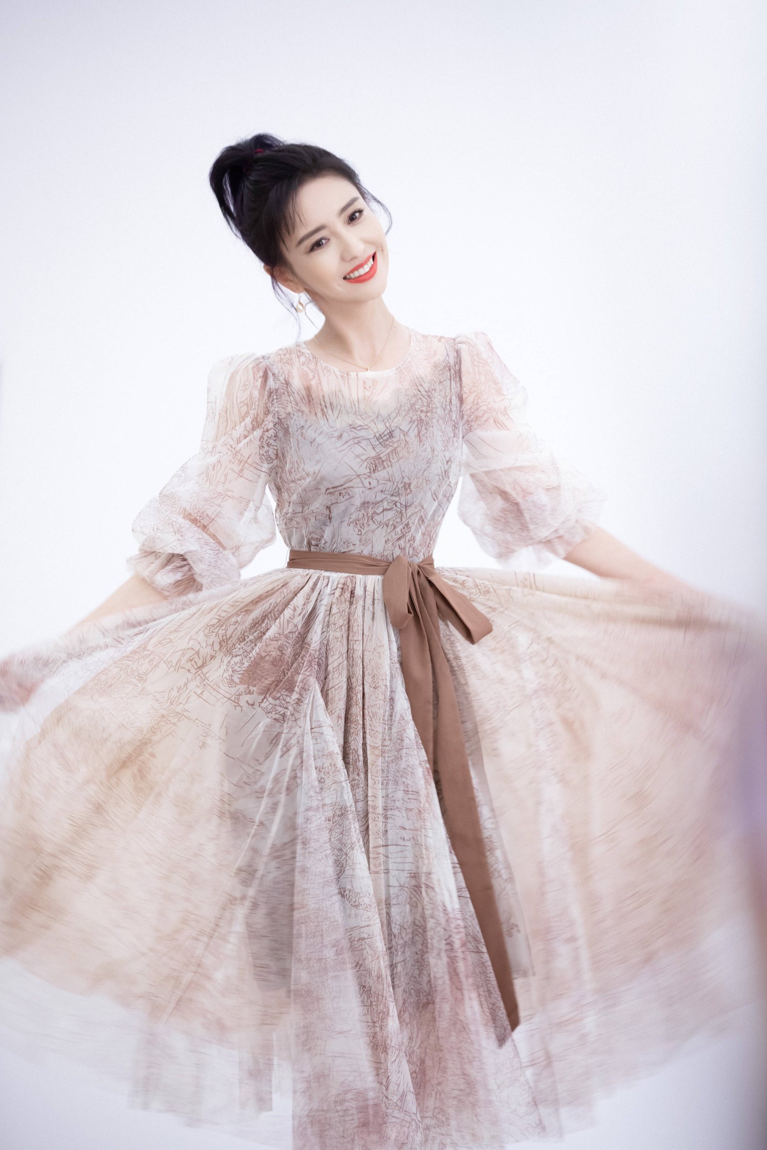 佟丽娅穿刺绣白裙气质清雅 一头微卷短发精致时髦