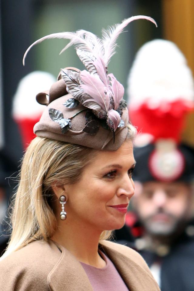 一对珍珠耳环，多种佩戴方式，荷兰王后亲自示范，一学就会