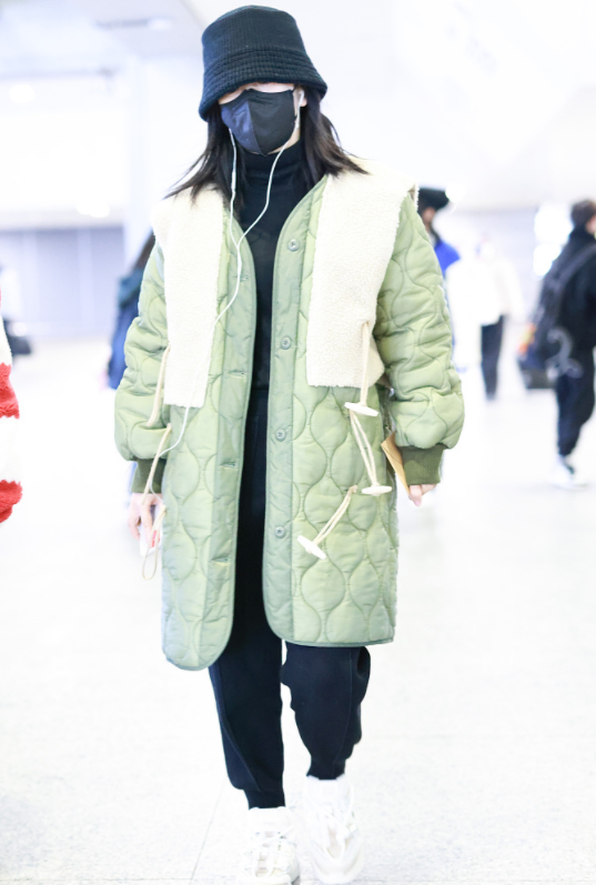 “谢娜”的衣品终于逆袭！穿牛油果绿棉服配运动裤，减龄如同18岁