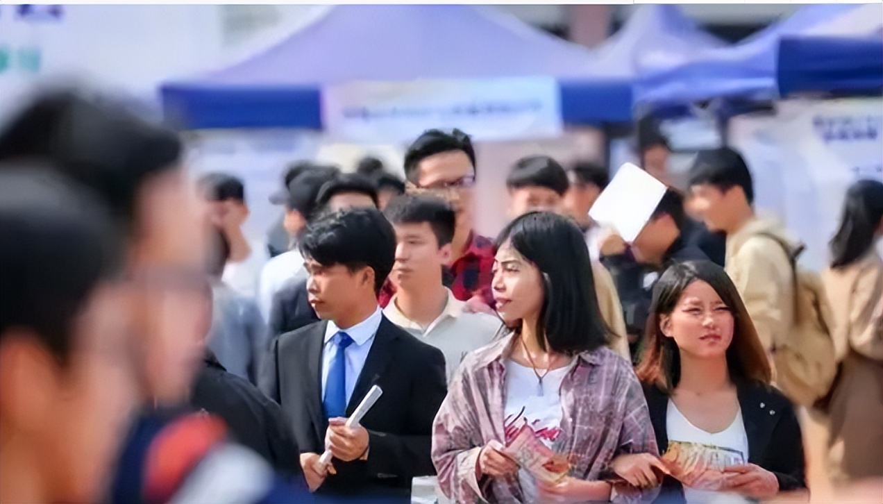 “高学历穷人”悄然兴起，名校毕业生也难逃低工资？光有智商不够