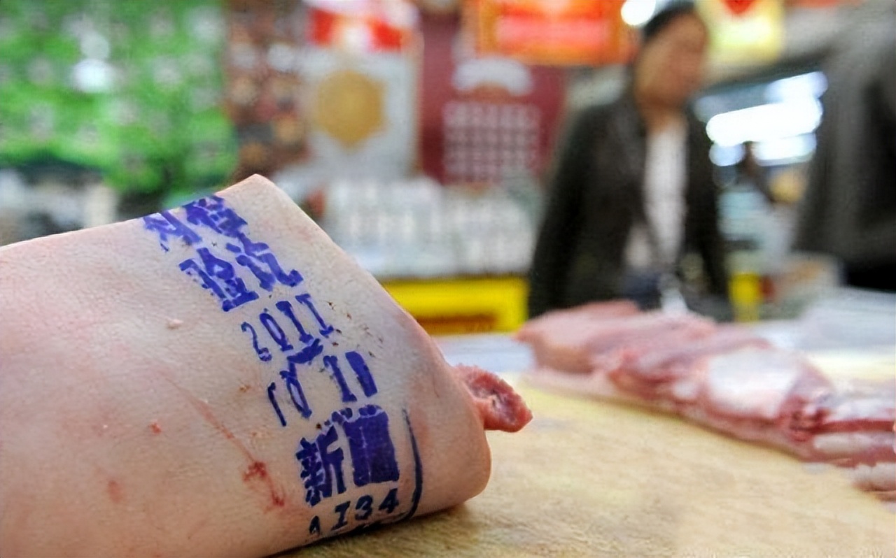 因为合格的猪肉上都会盖上两个圆形的印章,一个是动物合格证明,一个是