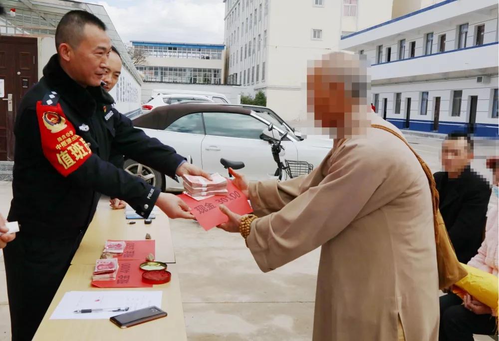 往老人伤口撒盐的骗子，我们抓到了