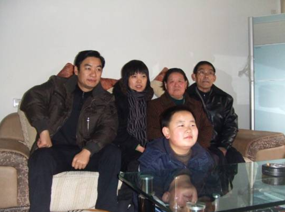 战友牺牲后，他信守诺言去战友家尽孝，9年后娶战友妹妹为妻子