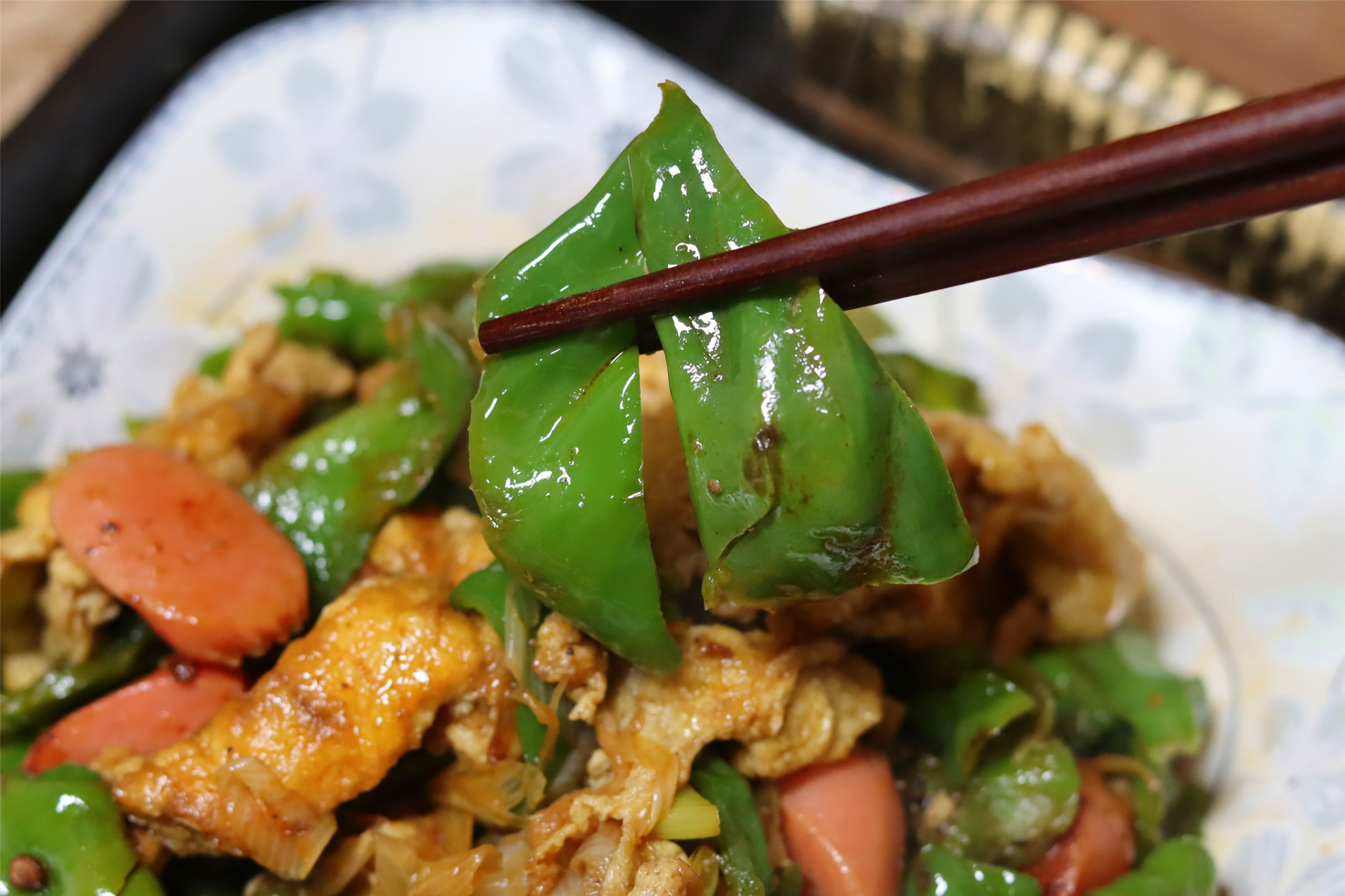 炒辣椒时，记住先“干煸”的步骤，不管炒肉还是炒蛋，味道会更香
