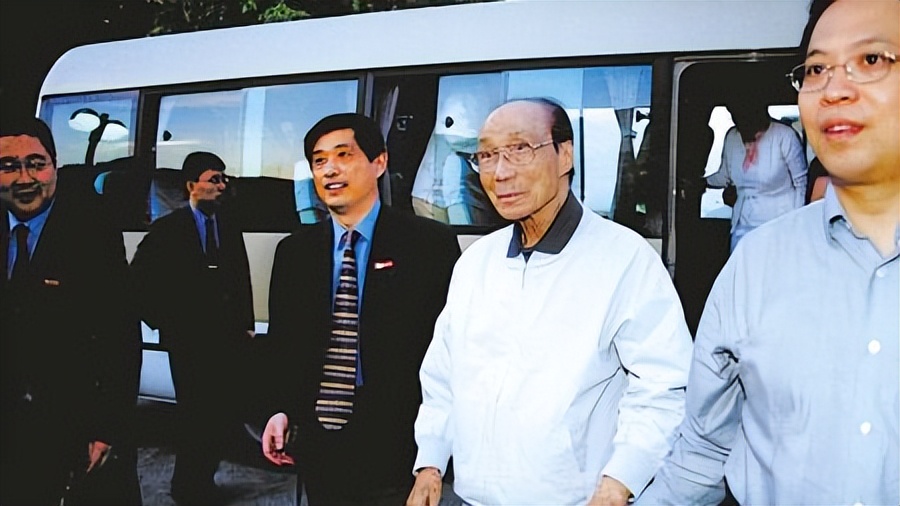 邵逸夫成电影大亨后，担心过不了66岁大关，打造两副小棺材辟邪