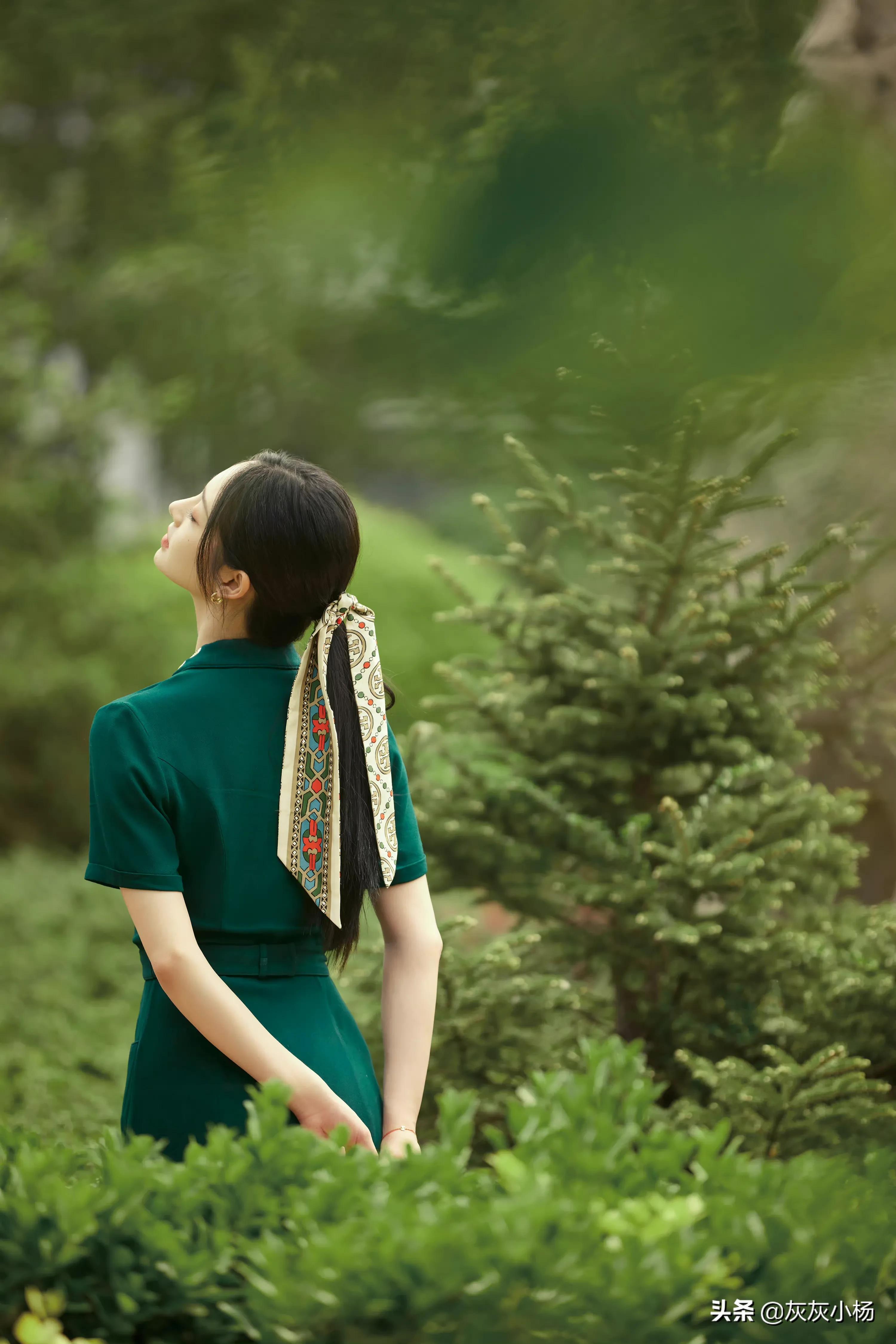 周洁琼，V领绿色长裙