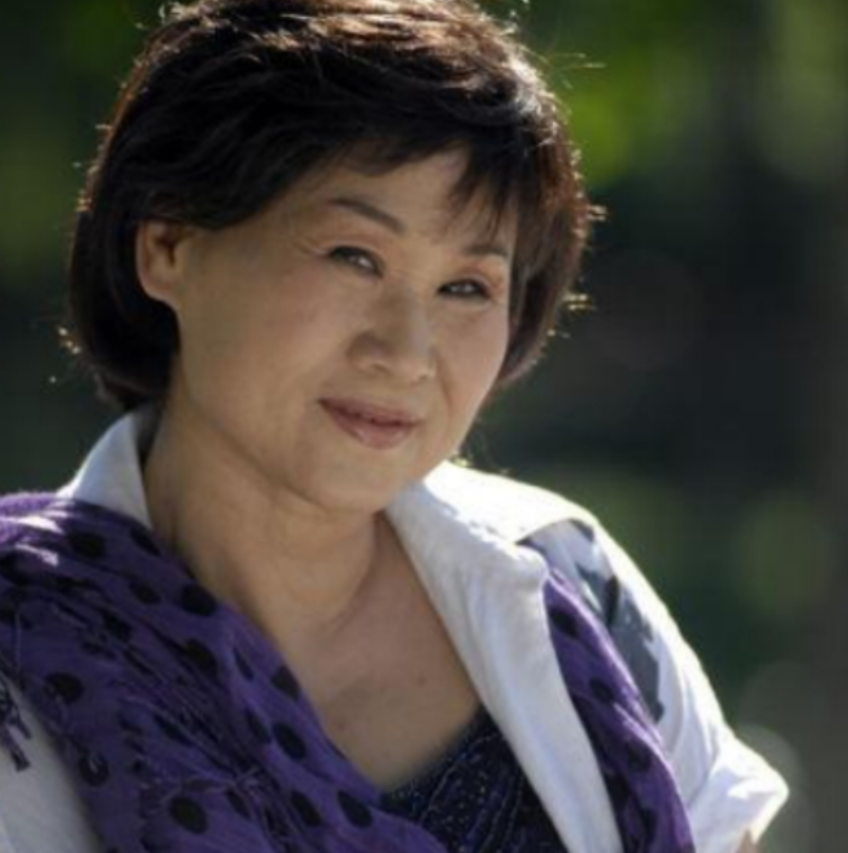 “百亿老太”苇青：荧屏上的扮丑卖惨只是表象，她的故事很励志