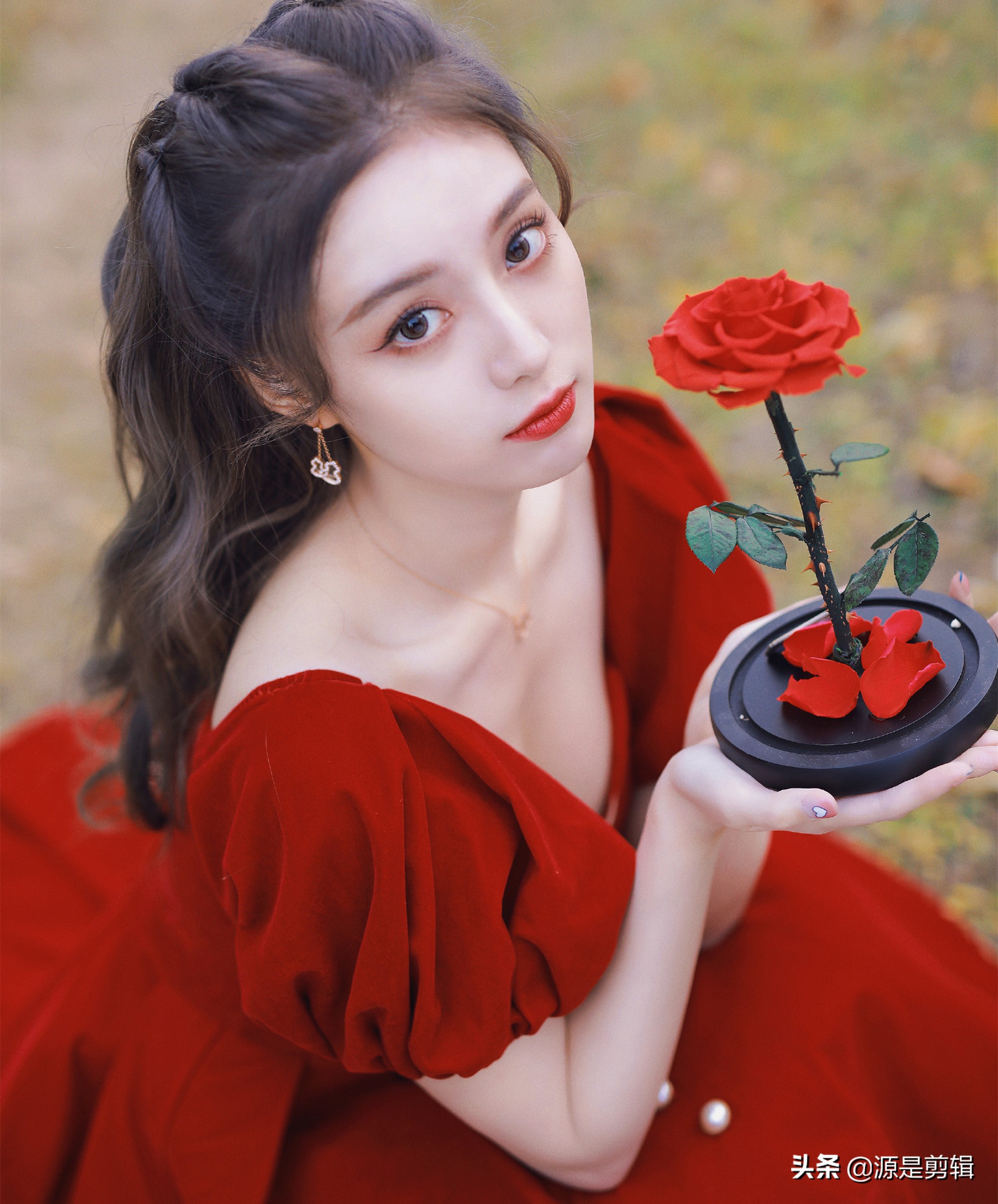 徐艺洋 ​​​身穿红色连衣裙手拿玫瑰花美丽艳丽