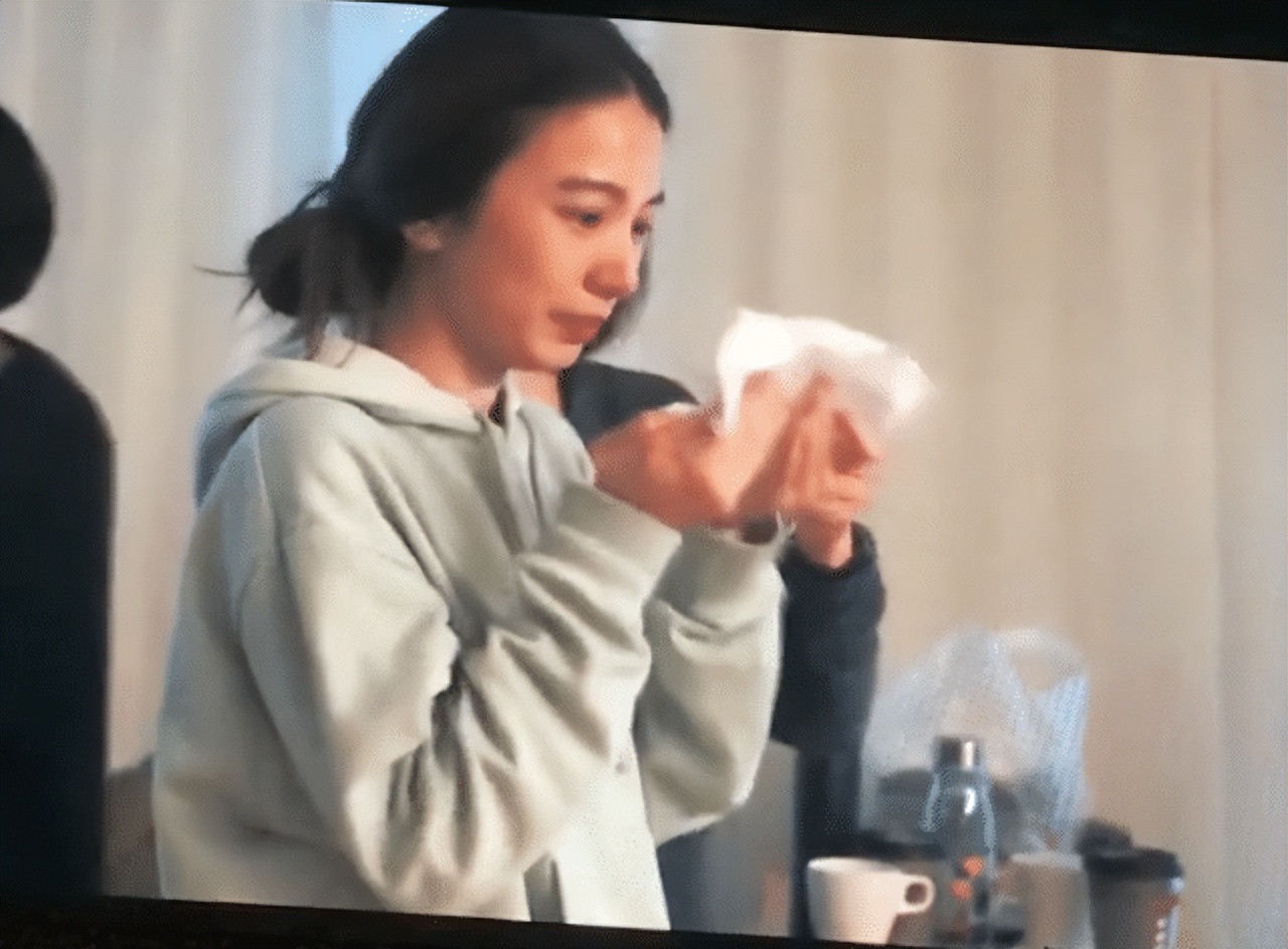 Ella为儿子庆祝5岁生日，亲吻孩子母爱爆棚，劲宝比心画风喜感