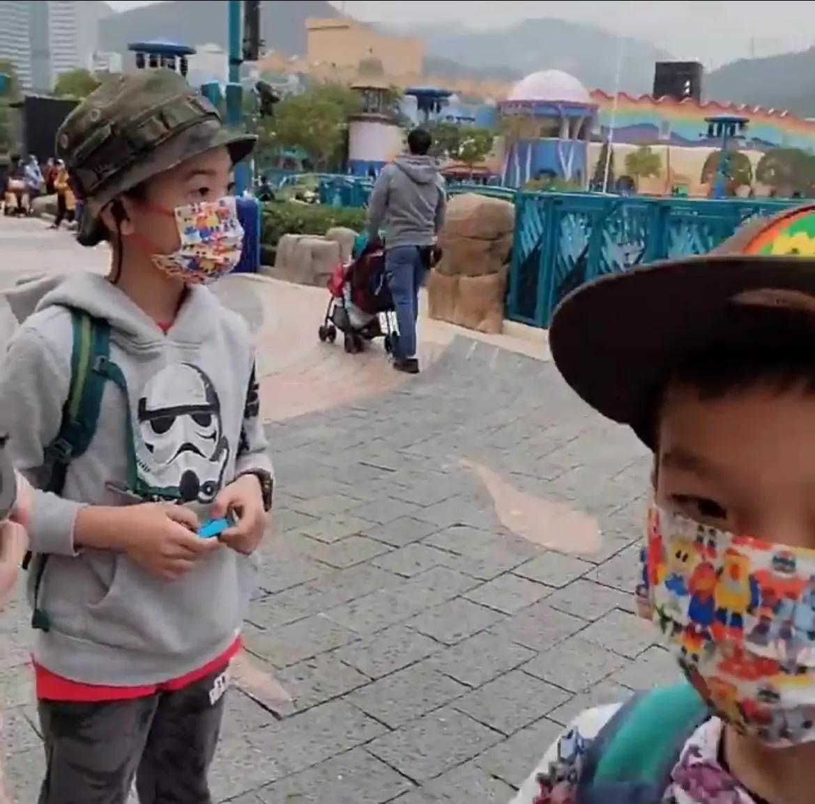 陈茵媺独自带三孩去乐园，老公陈豪太忙，能陪一天就是最好的礼物