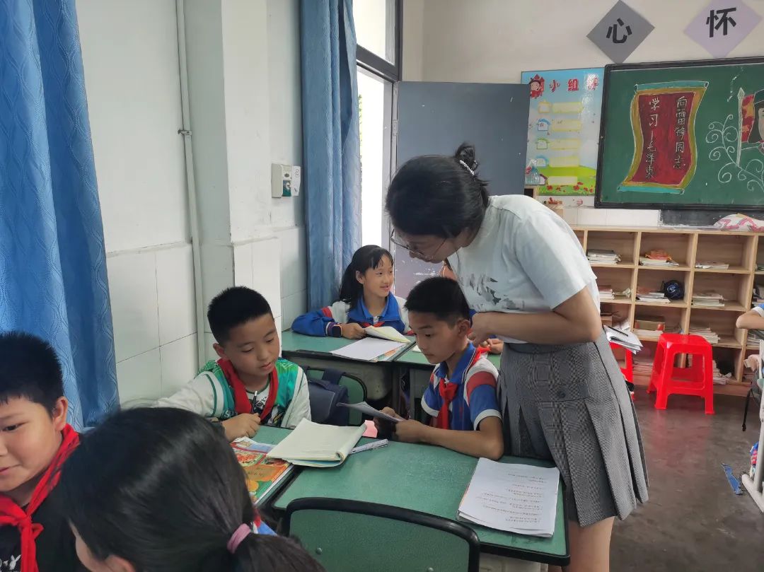 齐心教研 匠心筑梦——黄龙溪学校五六年级语文教研组六月活动掠影