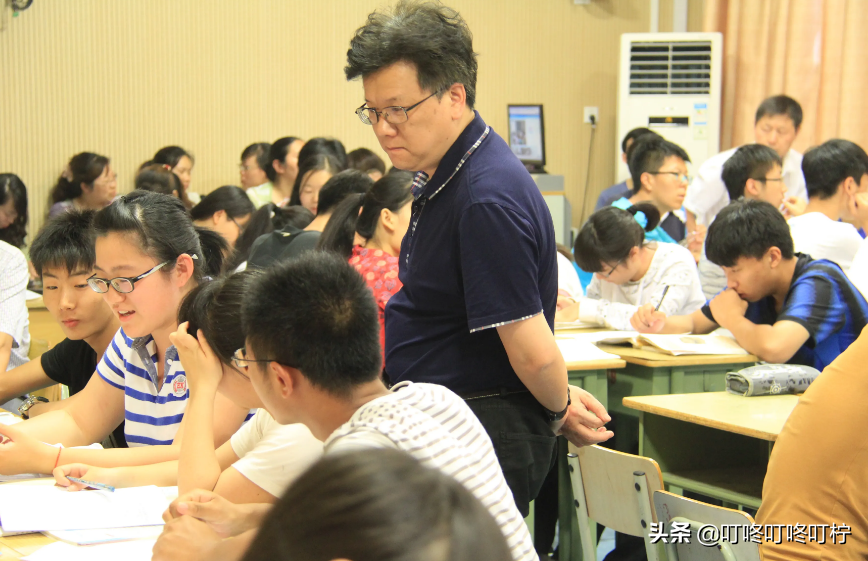 四川大学生将“作业”卖给老师，台下笑成一片，网友：赚学费不亏