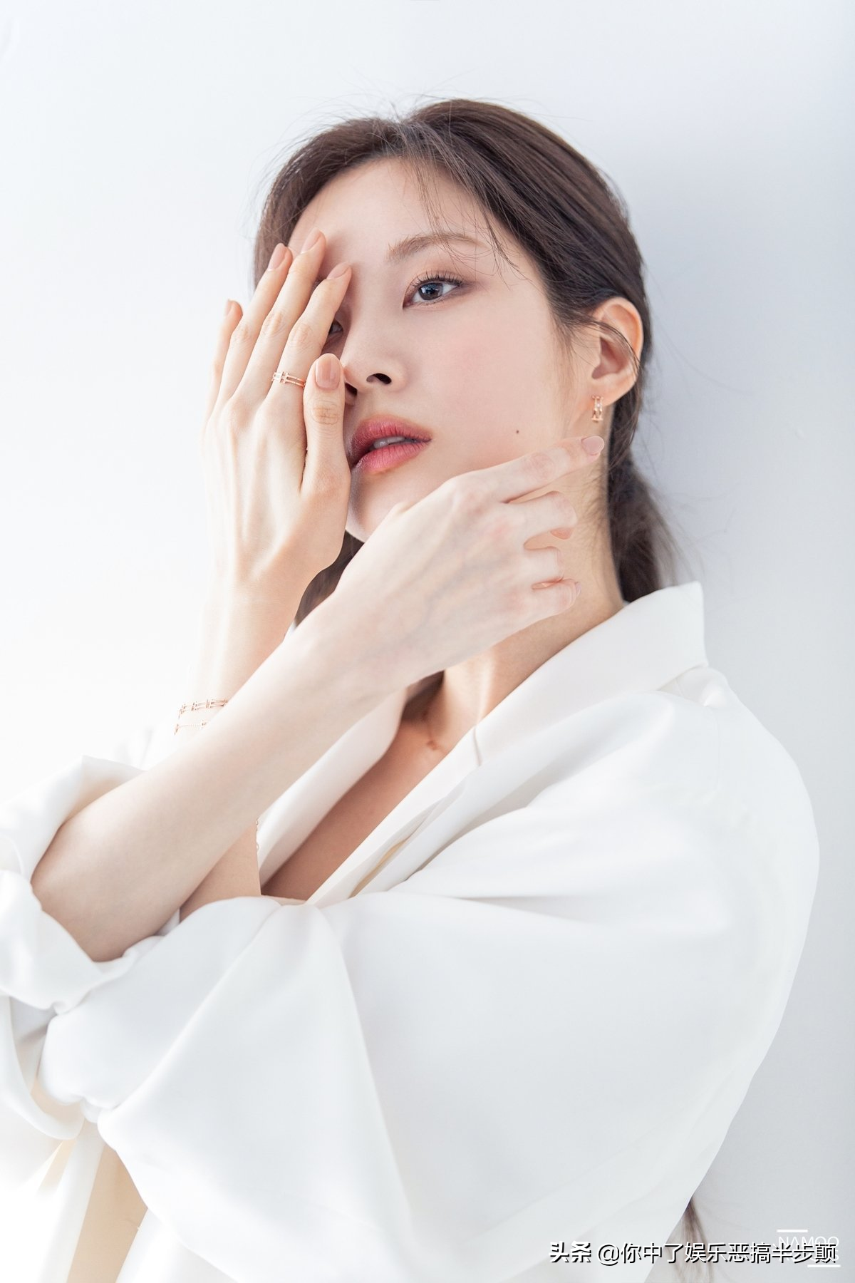 徐贤新剧第一波海报公开韩网友狂赞像童话里走出来的公主