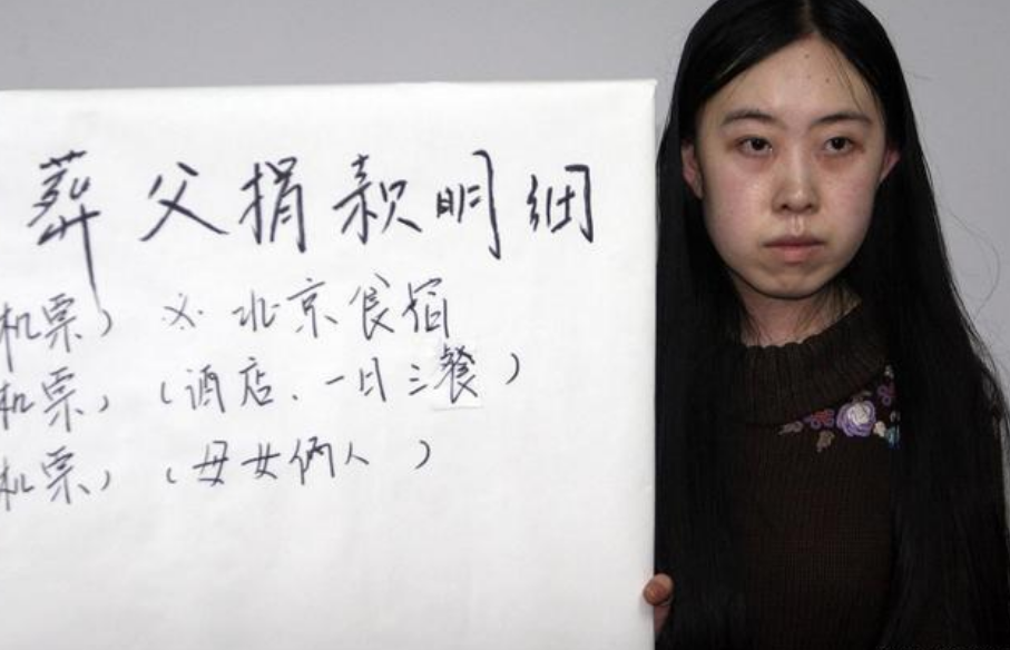 凭《老鼠爱大米》狂赚1.7亿，却被骗千万，杨臣刚到底经历了什么