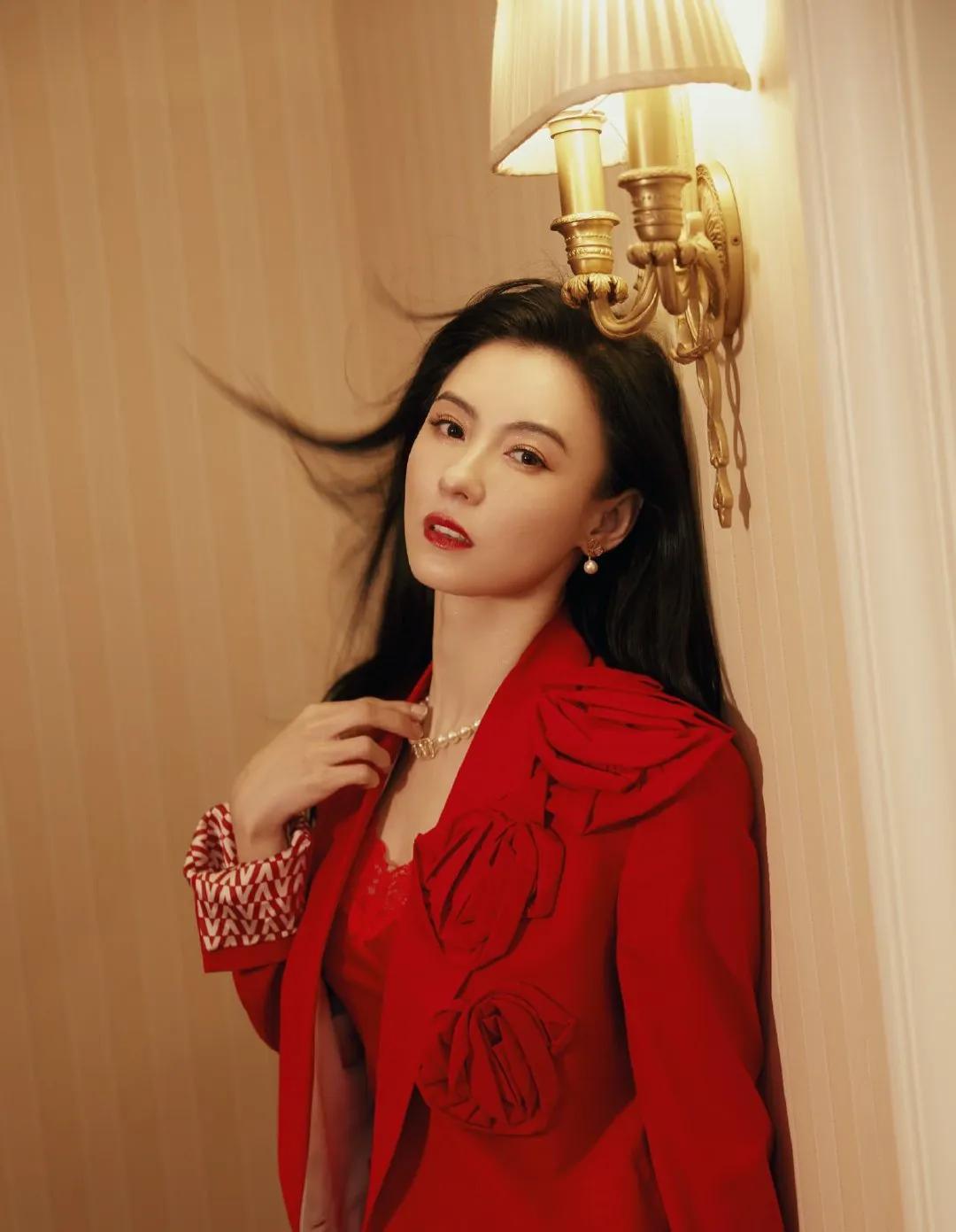 花钱如流水的4位女明星，一年2亿，有钱也养不起