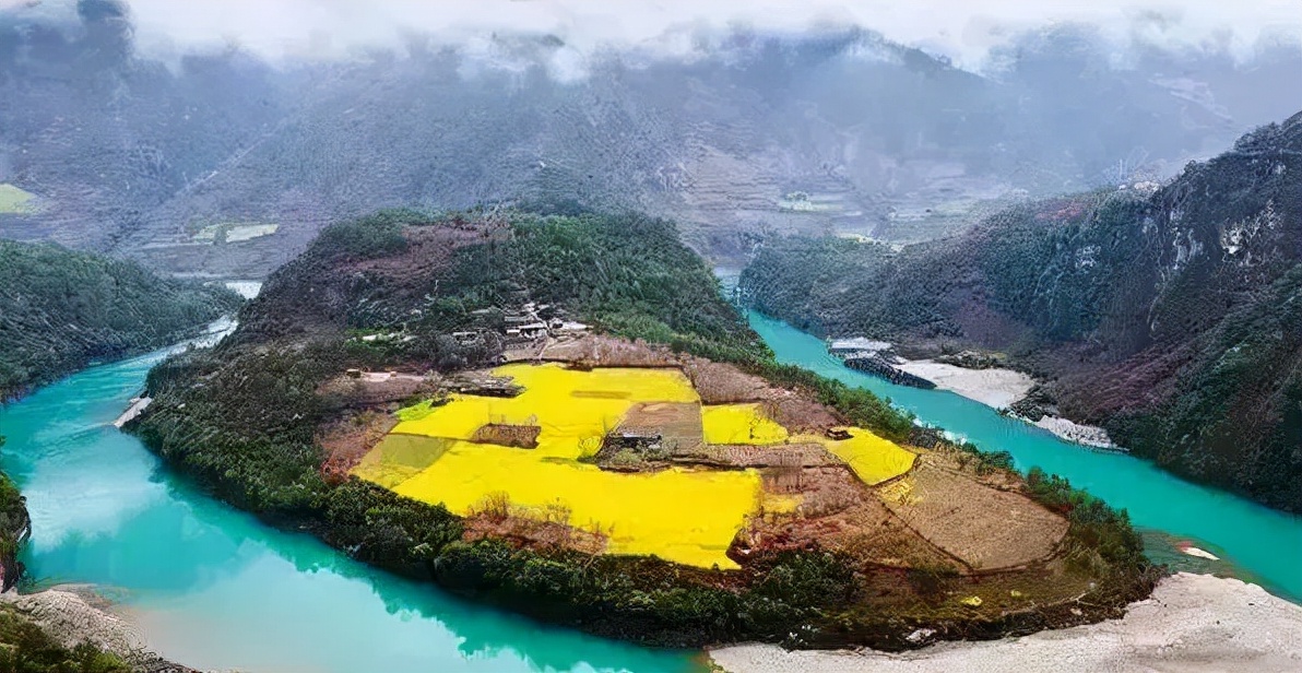 桃花盛开，江水如蓝，每年春季丙察察迎来一年中最美的时光