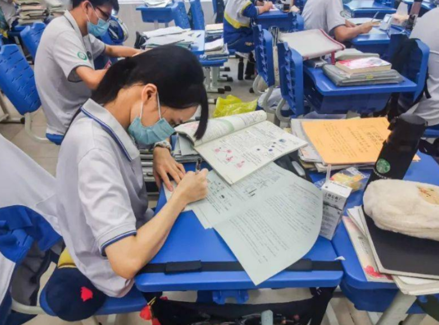 模拟考试和高考难度（高考成绩和模拟考成绩相差多少）