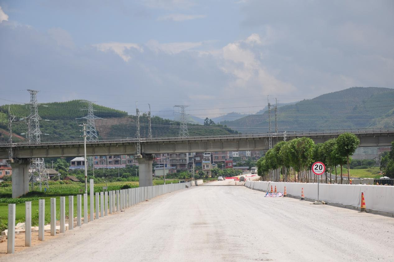 革命老区建设致富路 智慧神器施工显威力