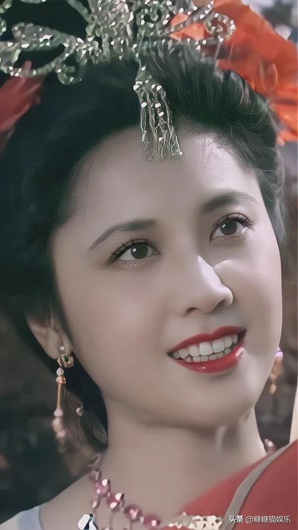 朱琳：端庄优雅，气质古典