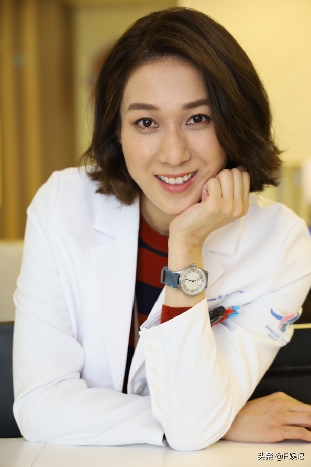 竞争视后？钟嘉欣有儿子相陪返港很开心 儿子亲吻其脸颊显甜蜜