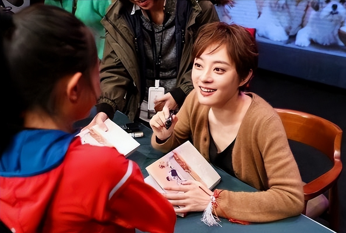 孙俪资助他4年，却当起“白眼狼”，向海清走到今天怪不了别人